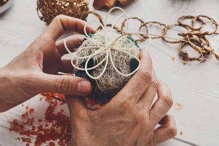 创造性的DIY爱好。 手工工艺圣诞装饰，球和花环