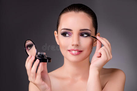 化妆品 面对 眼影 化妆 刷子 睫毛 迷人的 女士 石匠