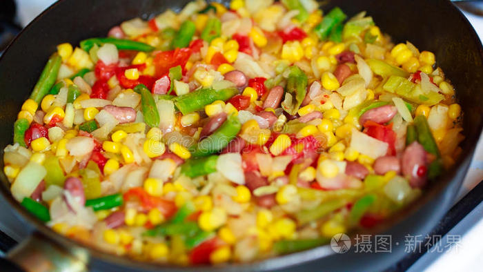 在平底锅里煮冷冻蔬菜