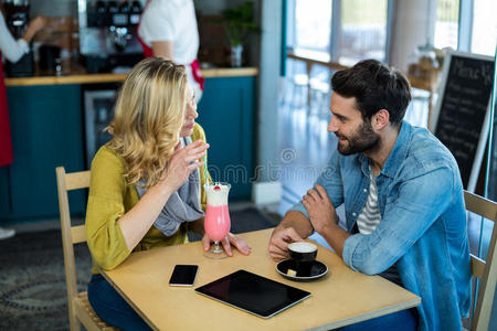 夫妇互动，同时喝杯咖啡和奶昔