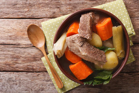 美味的锅牛牛肉汤与蔬菜在弓中靠近