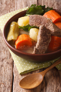 法国菜热牛肉汤和蔬菜放在碗里。 v