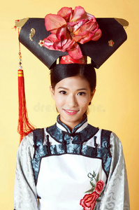 美丽的中国女人穿着传统的黄色背景服装