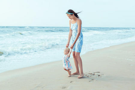 女孩和她妈妈在海边