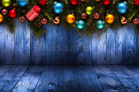 2017年新年快乐的季节背景与实木青松，五颜六色的圣诞包，礼品盒和其他季节性的东西