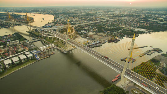 普密蓬大桥重要地标及陆路交通鸟瞰图