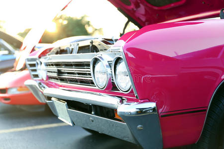 经典复古粉红车。 车展
