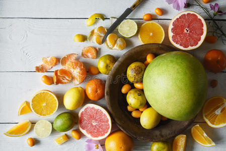 柑橘混合在白色木制桌子顶部的视图