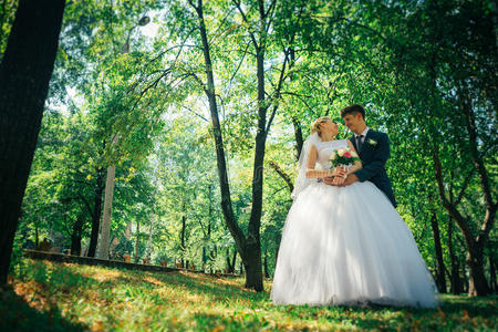 夫妇 白种人 结婚 秋天 美丽的 小巷 庆祝 黑发 新娘