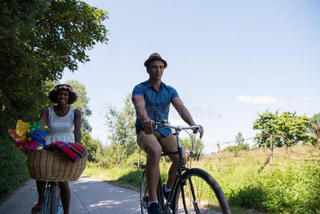 乡村 夫妇 骑自行车 周期 自然 自行车 闲暇 朋友 成人