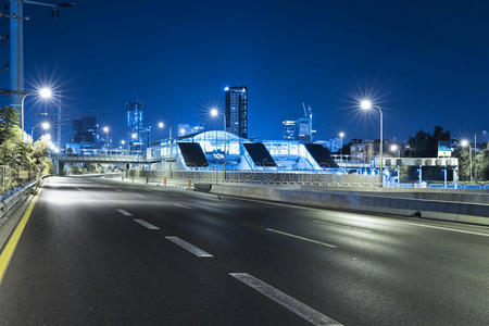 夜间空高速公路和特拉维夫城市景观