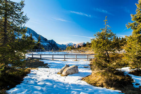 山脉穆斯塔格山山里的河流迷人的冬日风景如画山谷里的早晨芬兰白雪