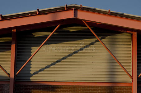 日落时仓库屋顶和墙壁上的框架支撑
