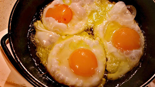 煎鸡蛋在平底锅里煎照片
