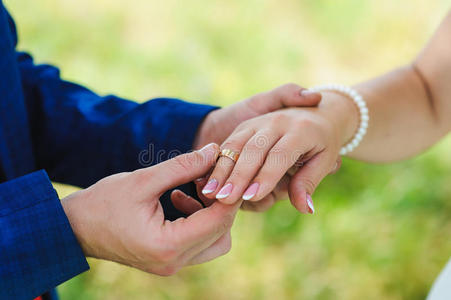 新娘和新郎交换戒指