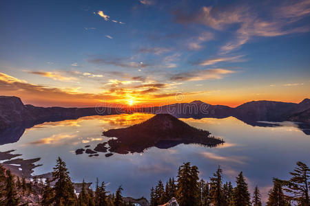 光辉的火山口湖日出