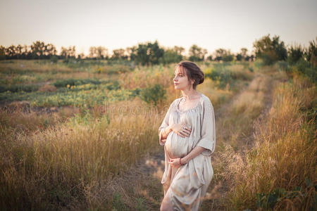 美丽的 健康 黑发 妈妈 生育能力 生活 照顾 婴儿 腹部