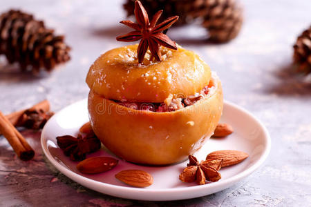 用香料烤的苹果用核桃和蜂蜜烤苹果,秋天的食物,健康的食物照片