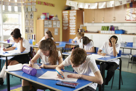 教室学习小学生在教室里学习的班级照片