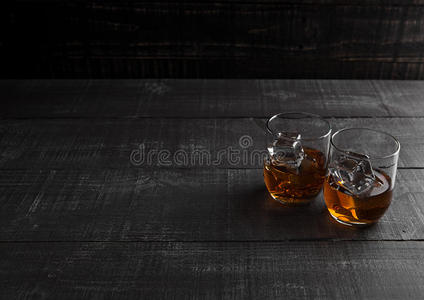 一杯木制背景上有冰的威士忌