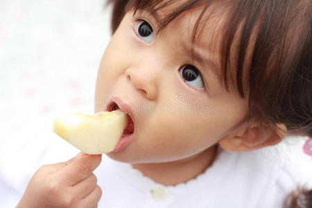 人类 面对 女孩 水果 在下面 小孩 食物 日本人 甜点