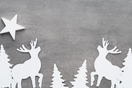 圣诞背景。 灰色背景上的白色树木装饰。 鹿。 云杉。 明星。 天使。
