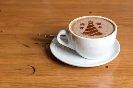 圣诞树，画拿铁艺术咖啡杯