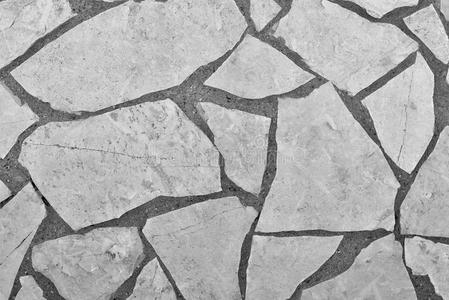 地板由天然的灰色石材瓷砖制成