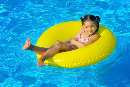 游泳 小孩 身体 白种人 女孩 比基尼 海滩 治疗 快乐