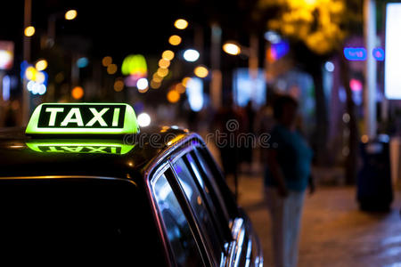 街道 驱动 服务 出租车 生活 运输 霓虹灯 反射 屋顶