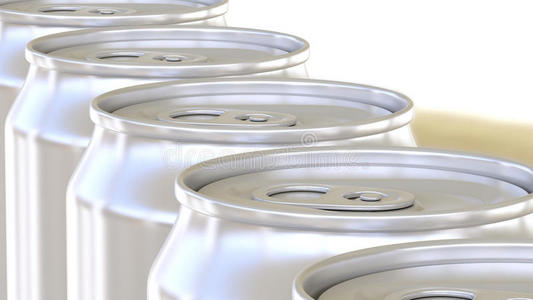 通用铝罐在输送机上移动。 软饮料或啤酒工业生产线。 回收包装。 3D