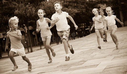 快乐 小孩 闲暇 自由 娱乐 朋友 领域 白种人 幸福 情感