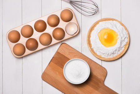 鸡蛋在面粉里。 制作面团背景。 用生鸡蛋糖面粉牛奶烘焙