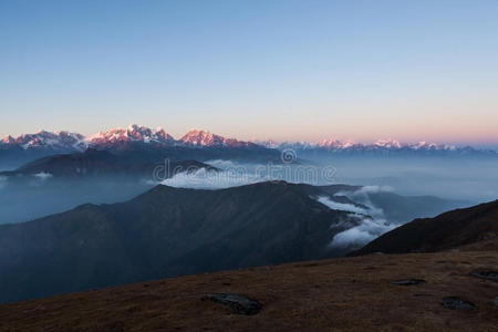 徒步旅行 场景 美丽的 范围 全景 神秘的 风景 幻想 旅行