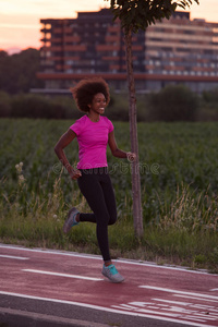 一位年轻的非裔美国妇女在户外慢跑