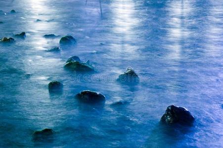 浪漫 风景 海景 美丽的 场景 反射 午夜 岩石 月光 傍晚