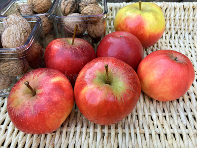 新鲜苹果和核桃照片