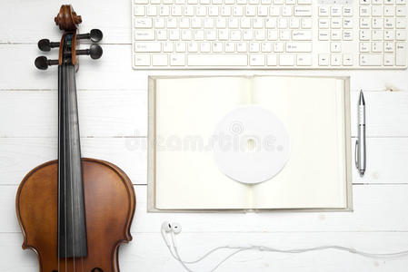 技术 桌子 床单 数据 耳机 计算机 纸卷 音乐 圆盘 键盘