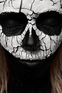 脸上有头骨的美女照片