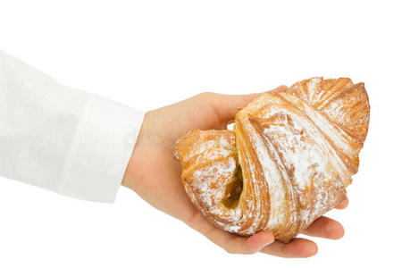 面包师手里拿着一个新鲜的面包，孤立在白色的背景上