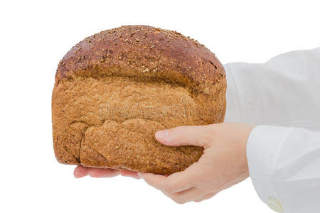 面包师手里拿着新鲜的面包，孤立在白色的背景上