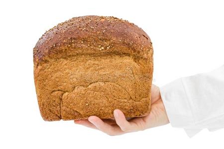 面包师手里拿着新鲜面包