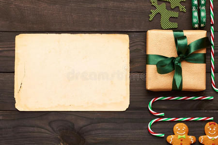 木制背景的圣诞礼物和装饰