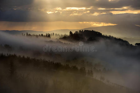 雾蒙蒙的早晨在托斯卡纳山附近的圣吉米纳诺，托斯卡纳，意大利。