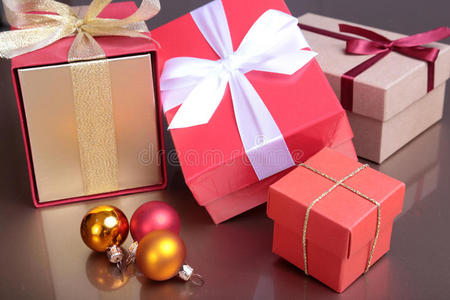 圣诞作文与礼品盒和轻，红球在木制桌子上