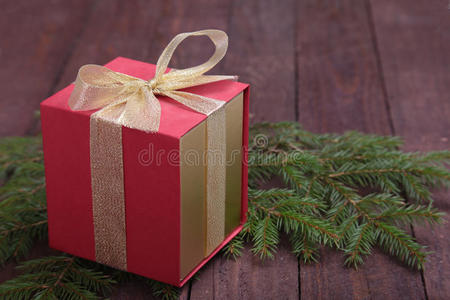 圣诞树，木板上有礼品盒