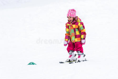 寒冷的 服装 运动 孩子们 滑雪者 小山 季节 学习 假日