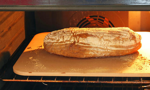 烤箱里烤面包.照片