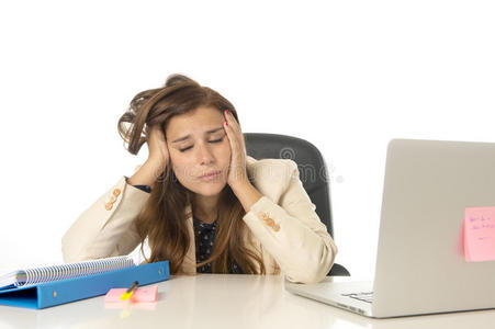 女商人在办公室电脑桌上承受压力，看上去焦虑沮丧和不知所措