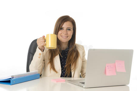 公司肖像年轻有吸引力的女商人在办公椅上工作在笔记本电脑桌上